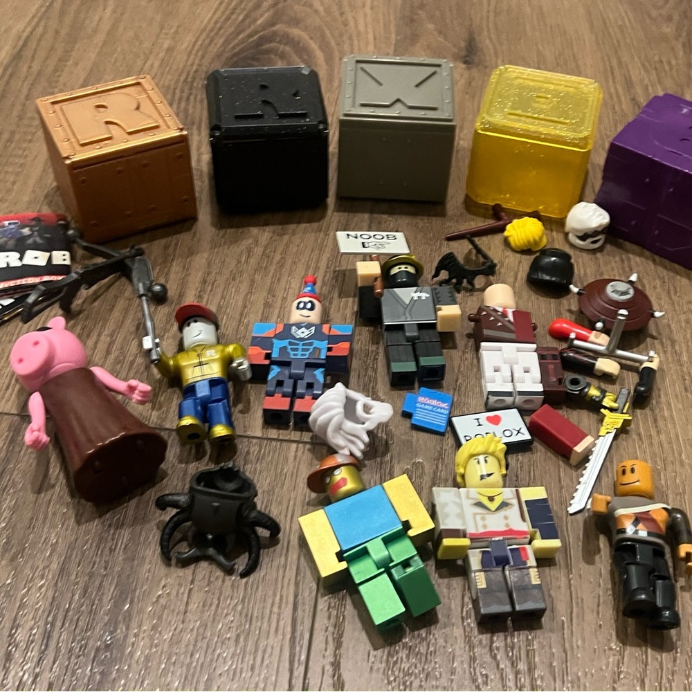 Lot of Roblox Figures, boxes and misc. pieces